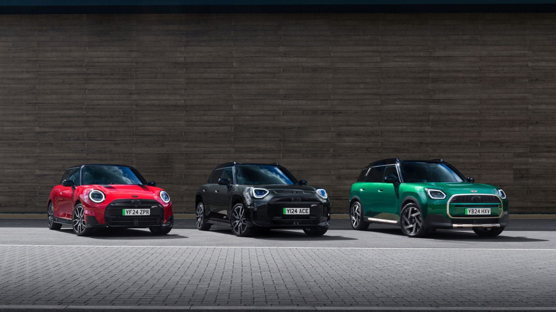 Three MINI models parked in front of a wall